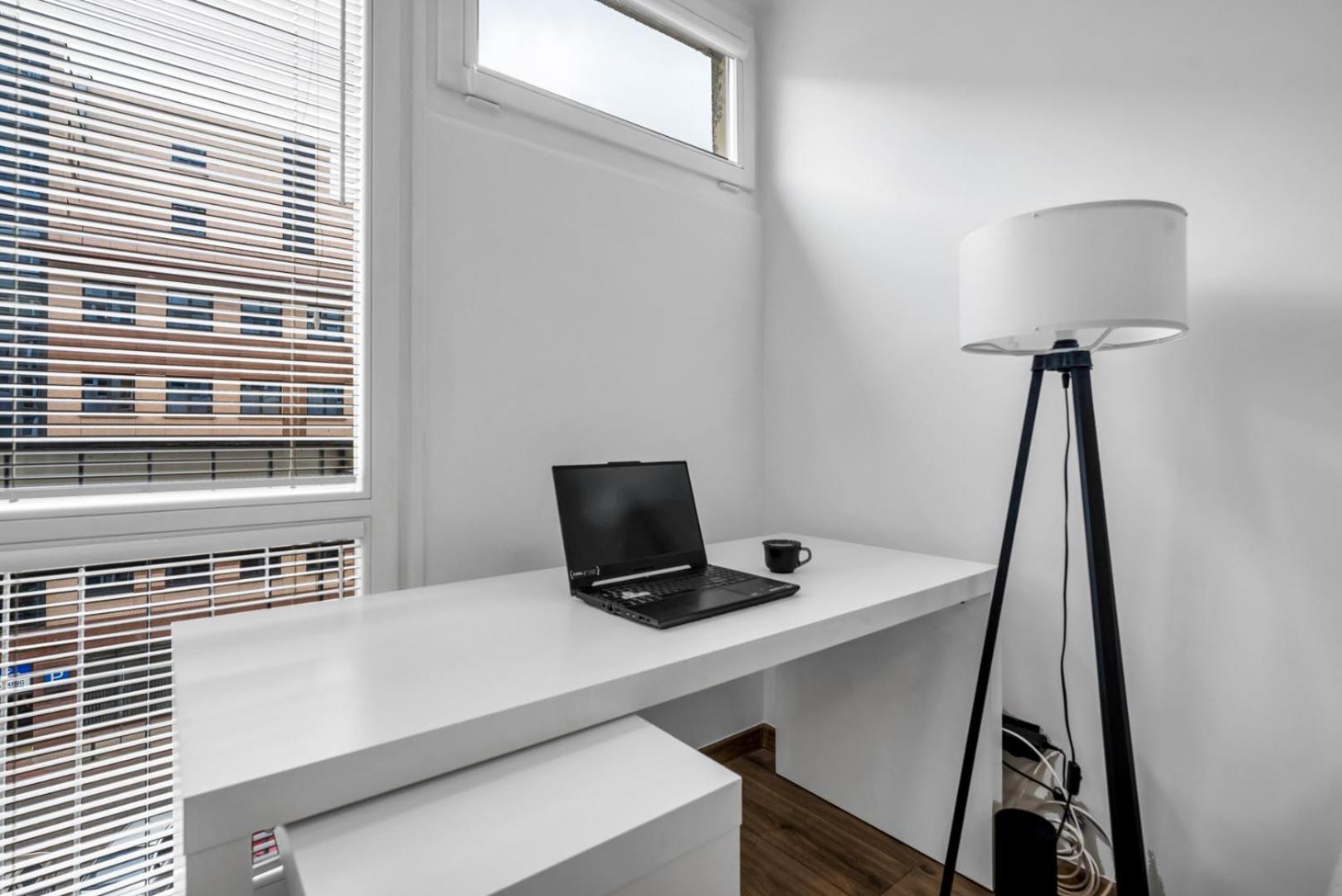 Apartment Downtown - Workspace, Park & Metro Nearby - Rentujemy Warschau