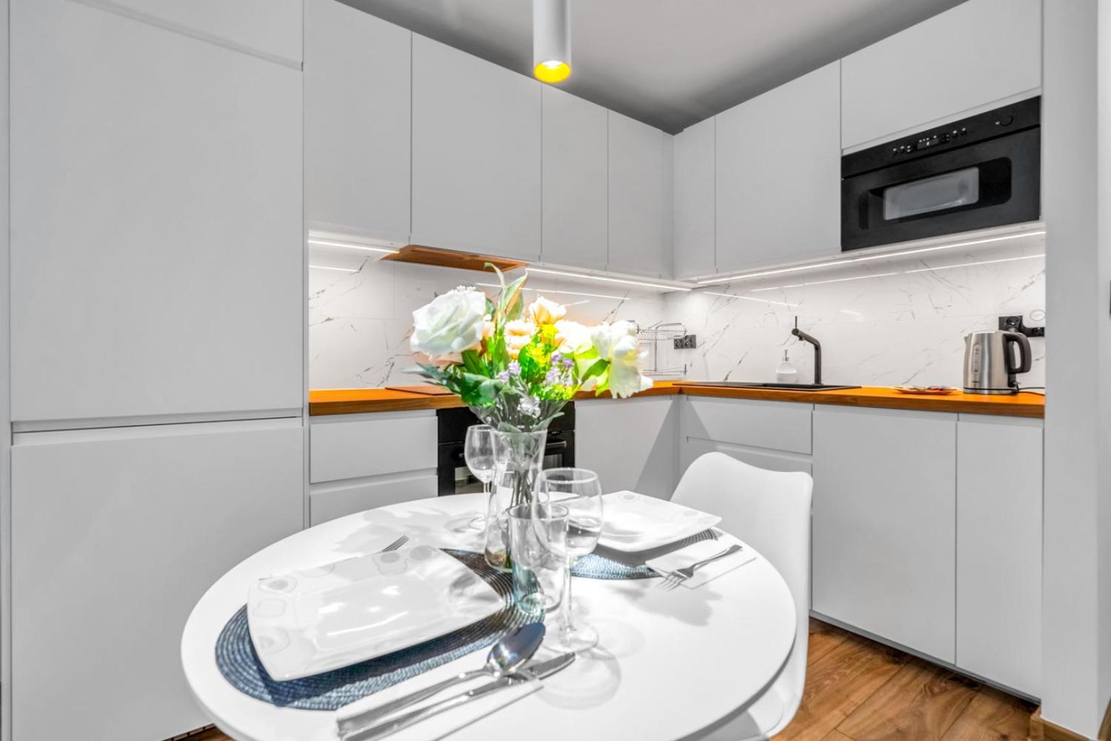 Apartment Downtown - Workspace, Park & Metro Nearby - Rentujemy Warschau